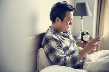 Bir akıllı telefon kullanan bir adam