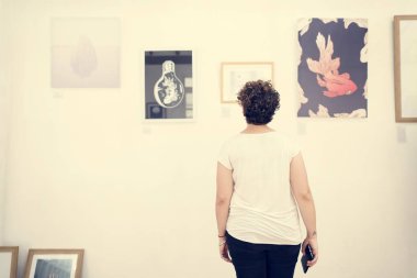 Kare sergide arayan kişi