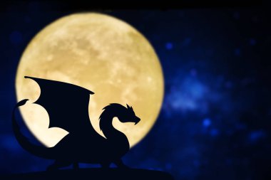 Dolunay üzerinde Dragon siluet