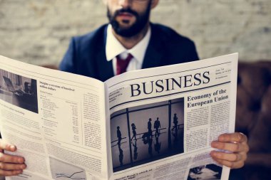 Resim kırpılmış işadamı okuma gazete