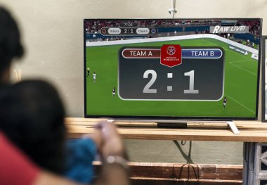 Bir futbol maçı televizyonda izlerken aile