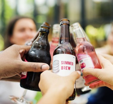 Grup arkadaşıyla birlikte kızartma