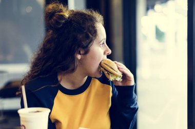 Genç kız hamburger obezite kavramı yeme yakın çekim