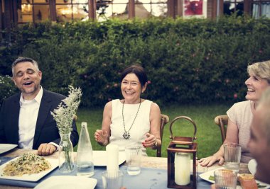 Grup çeşitli arkadaşıyla birlikte bir akşam yemeği yaşıyorsanız