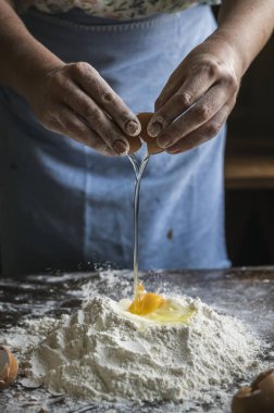 Bir ev hanımı bir hamur yapma