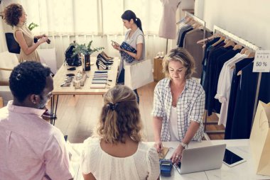 İnsanların giyim kontrol