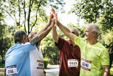 Çak bir beşlik Park veren üst düzey sportif erkek grup