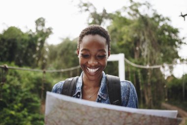 Mutlu kadın bir harita ile gezinme