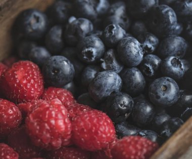 Taze bluberries ve ahududu closeup