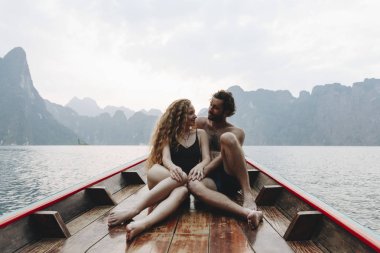 Sessiz bir gölde tekne çift