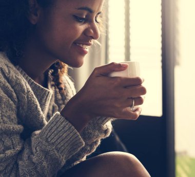 Sıcak bir fincan kahve sahip kadın