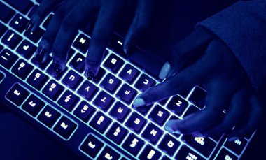 Bir klavye kullanarak eller closeup