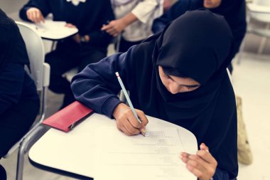Müslüman çocukların sınıf, eğitim görev sınav yazma 