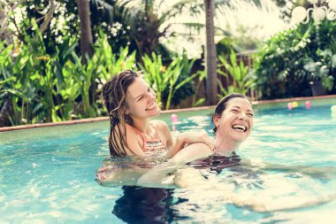 Anne ve kızı eğleniyor.