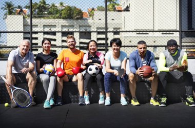 Çeşitli sporcular bir arada oturuyorlar.