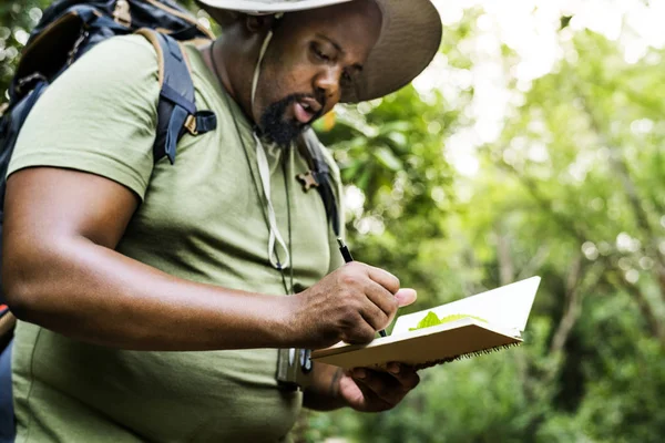 Botanico Prendere Appunti Nel Suo Blocco Note — Foto Stock