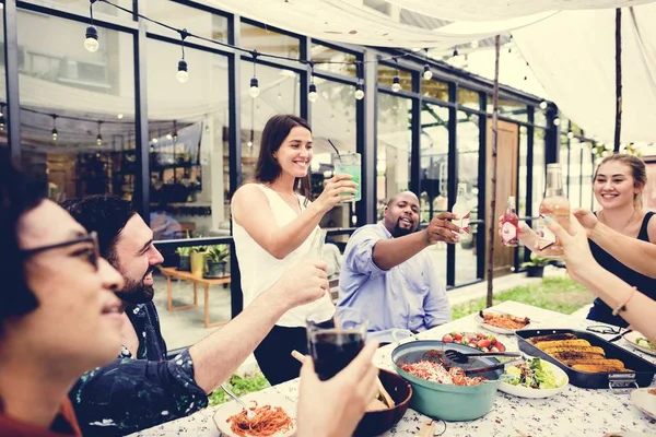 Grupo Diversos Amigos Disfrutando Fiesta Verano Juntos — Foto de Stock