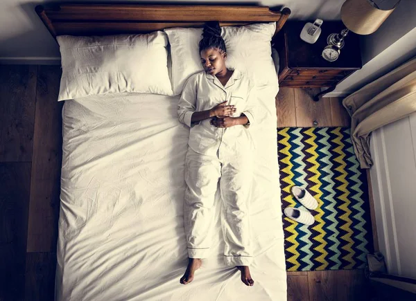Αφρικανική Αμερικανική Γυναίκα Στο Κρεβάτι Στον Ύπνο Μόνο — Φωτογραφία Αρχείου