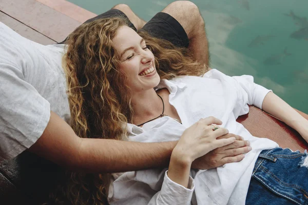 Pareja Viajera Teniendo Momento Romántico — Foto de Stock