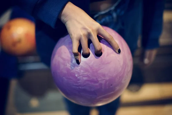 Pembe Bowling Topu Kapma — Stok fotoğraf