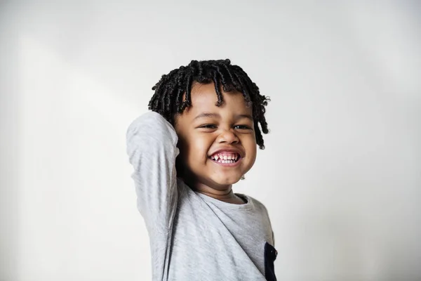 Portriat Fiatal Vidám Fekete Fiú — Stock Fotó