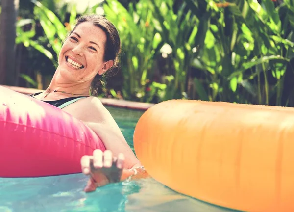 Mujer Disfrutando Del Agua Una Piscina —  Fotos de Stock