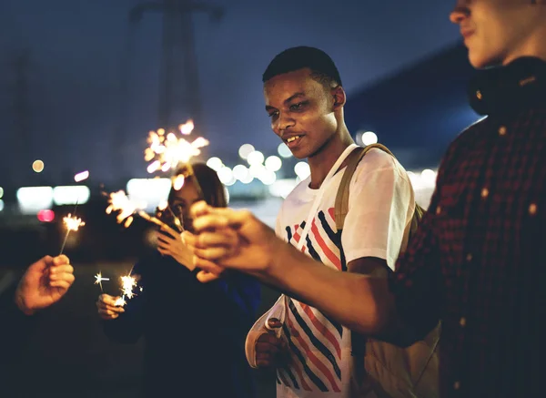 Grupo Amigos Escola Felicidade Jogando Fogo Artifício — Fotografia de Stock