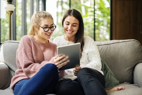 Kadınlar dijital tablet birlikte kullanma