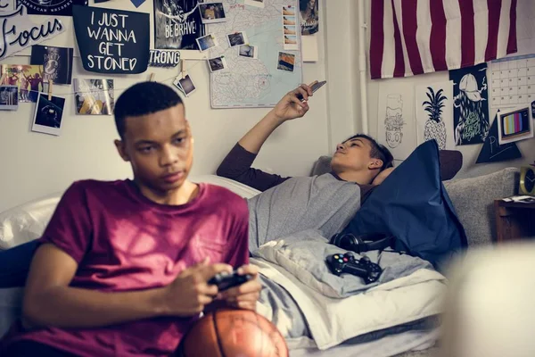 Les Adolescents Traînant Dans Une Chambre Coucher Jouant Jeu Vidéo — Photo