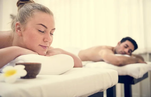 Casal Recebendo Tratamento Terapia Salão Spa — Fotografia de Stock