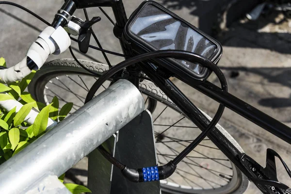 Fechadura Metal Uma Roda Bicicleta — Fotografia de Stock