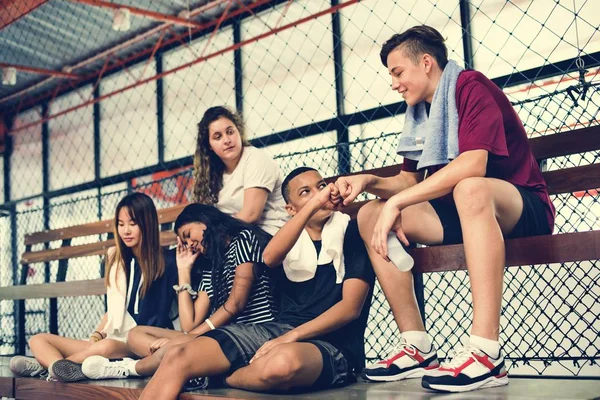 Grup Tineri Prieteni Adolescenti Care Stau Bancă Relaxantă — Fotografie, imagine de stoc