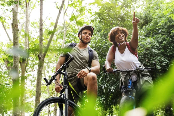 Cyclist Couple Forest — Stock Photo, Image