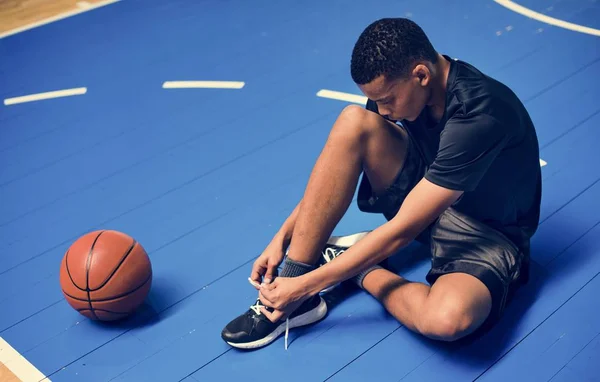 Afroamericano Adolescente Ragazzo Legare Sua Scarpa Lacci Campo Basket — Foto Stock