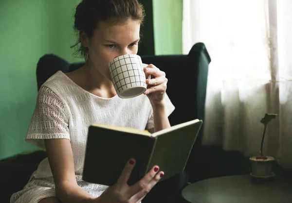 Girl Reading Book Home — Stock Photo, Image