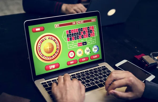 Person Spielt Roulette Auf Laptop Casino — Stockfoto