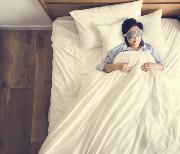 Aziatische Vrouw Het Bed Slapen Door Haarzelf — Stockfoto