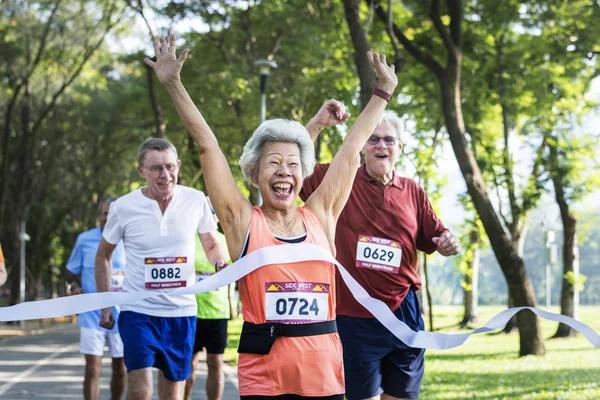 Feliz Asiático Mujer Llegar Meta Línea Corriendo Hombres Fondo —  Fotos de Stock