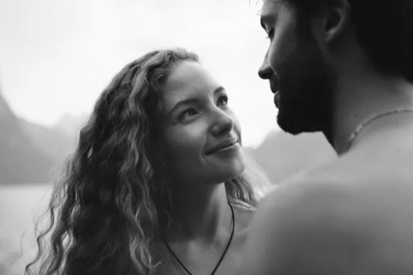 Pareja Viajera Teniendo Momento Romántico — Foto de Stock