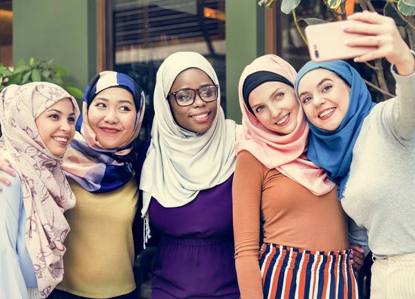 Группа Ислам Женщин Делающих Селфи Смартфон — стоковое фото