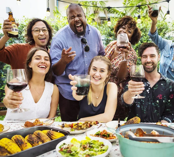 Gruppo Amici Diversi Che Godono Festa Estiva Insieme — Foto Stock