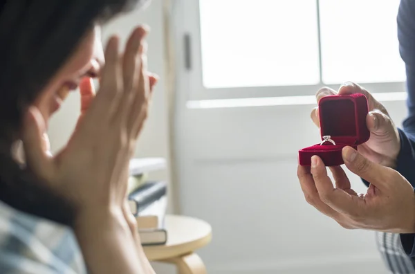 Hombre Proponiéndole Matrimonio Novia — Foto de Stock