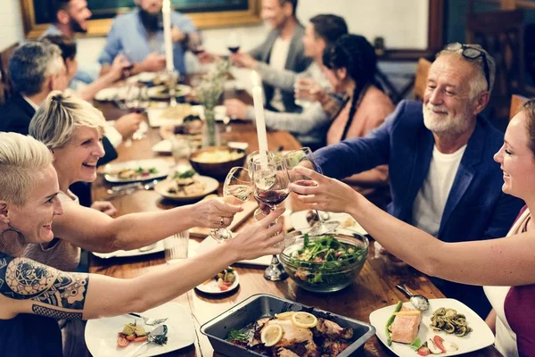 Gruppe Unterschiedlicher Freunde Feiert Gemeinsam — Stockfoto