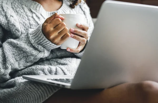 Kobieta Pracująca Laptopie — Zdjęcie stockowe