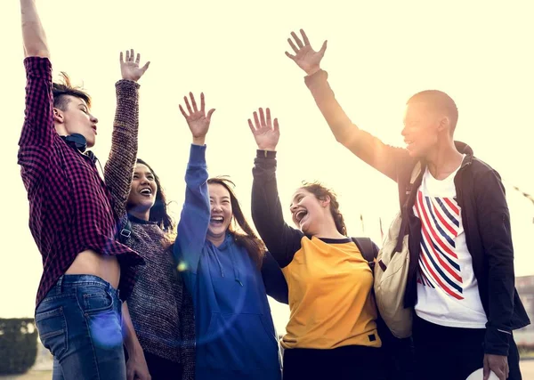 Freundeskreis Hebt Gemeinsam Die Arme Unterstützung Und Teamwork Konzept — Stockfoto