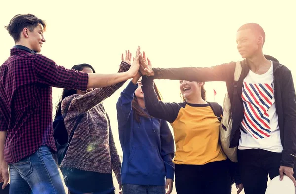 Gruppe Von Freunden Alle High Five Zusammen Unterstützen Und Teamwork — Stockfoto