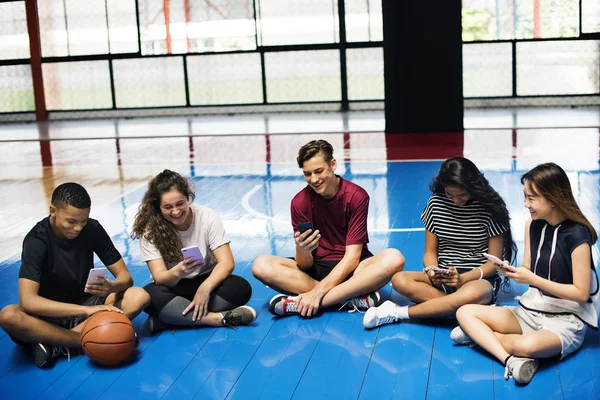 Gruppe Junger Teenager Freunde Entspannt Sich Auf Einem Basketballplatz Und — Stockfoto