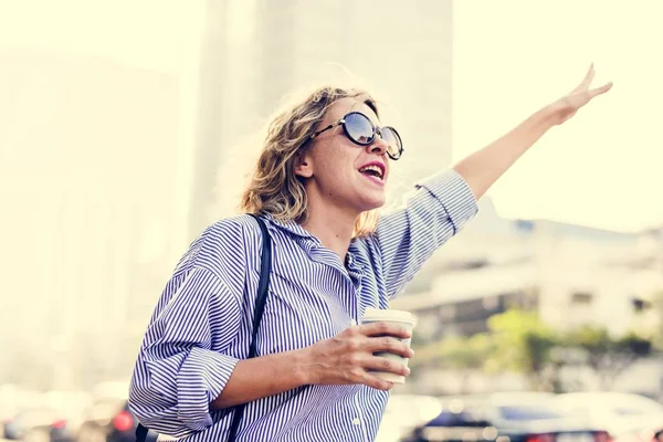 Frau Winkt Nach Einem Taxi — Stockfoto