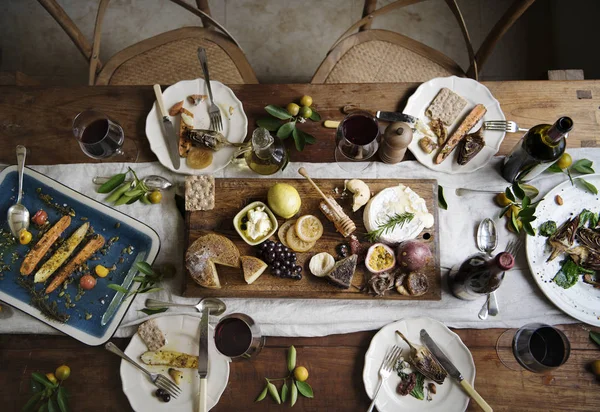 Rustikales Abendessen Mit Käseplatte — Stockfoto