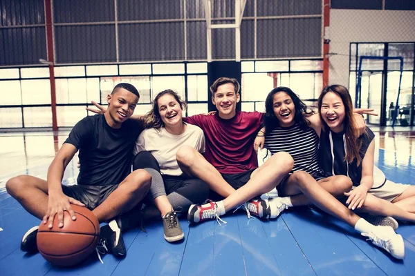 Grupo Jóvenes Amigos Adolescentes Una Cancha Baloncesto Retrato Relajante —  Fotos de Stock